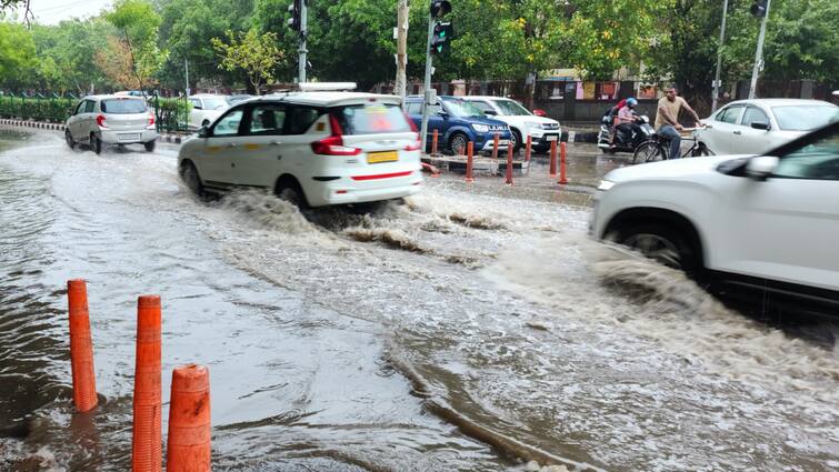 Delhi Heavy Rain Today in Dwarka since morning water loging  Delhi Rain: दिल्ली के द्वारका में भारी बारिश के बाद सड़कें बनी दरिया, इन इलाकों में दिखा जलभराव जैसा नजारा