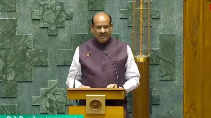 बिहार तक की रिपोर्ट के मुताबिक सभी नेता उन्हें बधाई दे रहे थे. इस दौरान केरल के कोलन से सांसद प्रेम चंदन भी बधाई देने के लिए उठे. वह अपने बात ही कह रहे थे कि इतने में बार-बार बैकग्राउंड में ठक-ठक-ठक की आवाज सुनाई देने लगी.