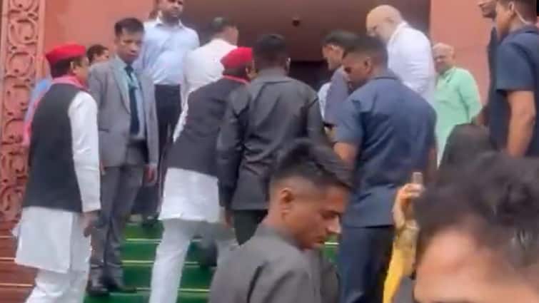 Akhilesh Yadav met Amit Shah in Parliament interesting picture came out watch video viral संसद में अमित शाह से मिले अखिलेश यादव, नमस्ते कर मिलाया हाथ, सामने आई ये दिलचस्प तस्वीर