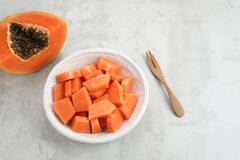 Papaya Benefits: पपीता खाएं, बीमारियां दूर भगाएं...इस पीले फल के 5 गजब के फायदे
