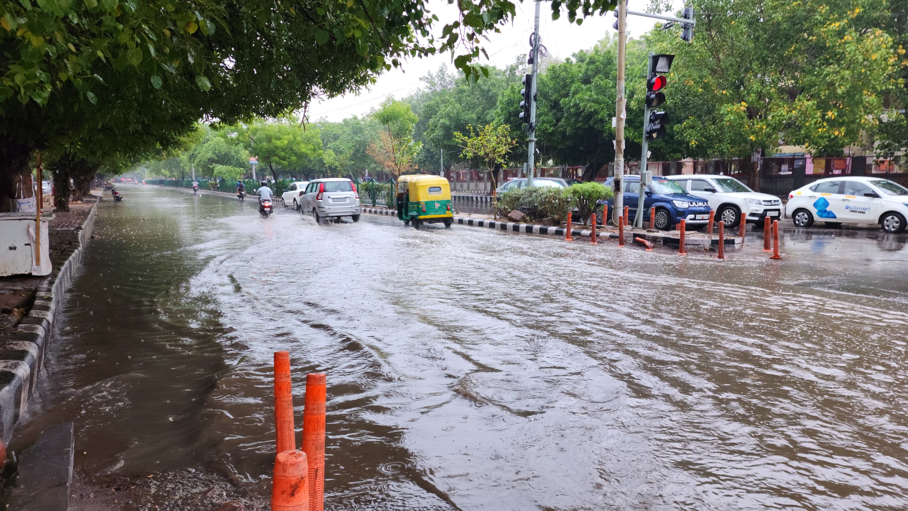 Delhi Rain: दिल्ली के द्वारका में भारी बारिश के बाद सड़कें बनी दरिया, इन इलाकों में दिखा जलभराव जैसा नजारा