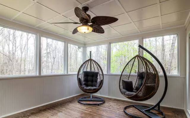 ਜਦੋਂ ਕਿ ਟੇਬਲ ਫੈਨ ਇਸ ਦੇ ਉਲਟ ਹੈ। ਇਸ ਵਿੱਚ ਪੱਖੇ ਦੀ ਮੋਟਰ ਸਥਿਰ ਰਹਿੰਦੀ ਹੈ ਅਤੇ ਪੱਖੇ ਦੇ ਬਲੇਡ ਸ਼ੈੱਲ ਨਾਲ ਜੁੜੇ ਰਹਿੰਦੇ ਹਨ। ਪੱਖਾ ਕਵਰ ਸੱਜੇ ਪਾਸੇ ਘੁੰਮਦਾ ਹੈ, ਇਸ ਲਈ ਪੱਖੇ ਦੇ ਬਲੇਡ ਵੀ ਸੱਜੇ ਪਾਸੇ ਘੁੰਮਦੇ ਹਨ।