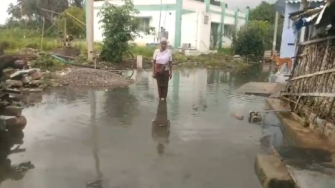 கோவை அருகே கனமழையால் குடியிருப்புகளை சூழ்ந்த வெள்ளநீர் ; பொதுமக்கள் கடும் அவதி