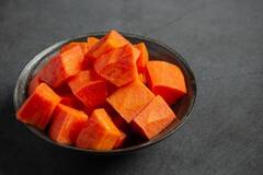 Papaya Benefits: पपीता खाएं, बीमारियां दूर भगाएं...इस पीले फल के 5 गजब के फायदे