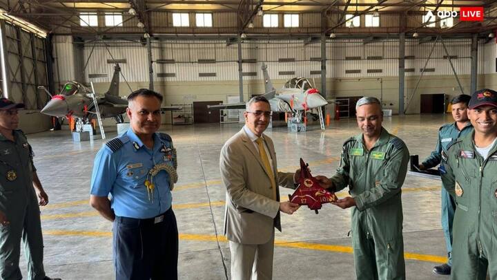 भारतीय राफेल विमानों ने मिस्र के राफेल विमानों के साथ मिलकर ग्रेट पिरामिड के ऊपर उड़ान भरी. मिस्र में भारतीय राजदूत अजीत गुप्ते ने टीम से मुलाकात की और उन्हें शुभकामनाएं दीं.