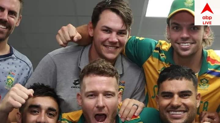 আফগানিস্তানে বিরুদ্ধে ৯ উইকেটে সহজ জয়ের পরই ড্রেসিংরুমে ফিল্লে উল্লাসে মেতে ওঠেন প্রোটিয়া ক্রিকেটাররা। প্রত্যেকেই আবেগপ্রবণ হয়ে গিয়েছিলেন। চোখে জল ছিল সবার।