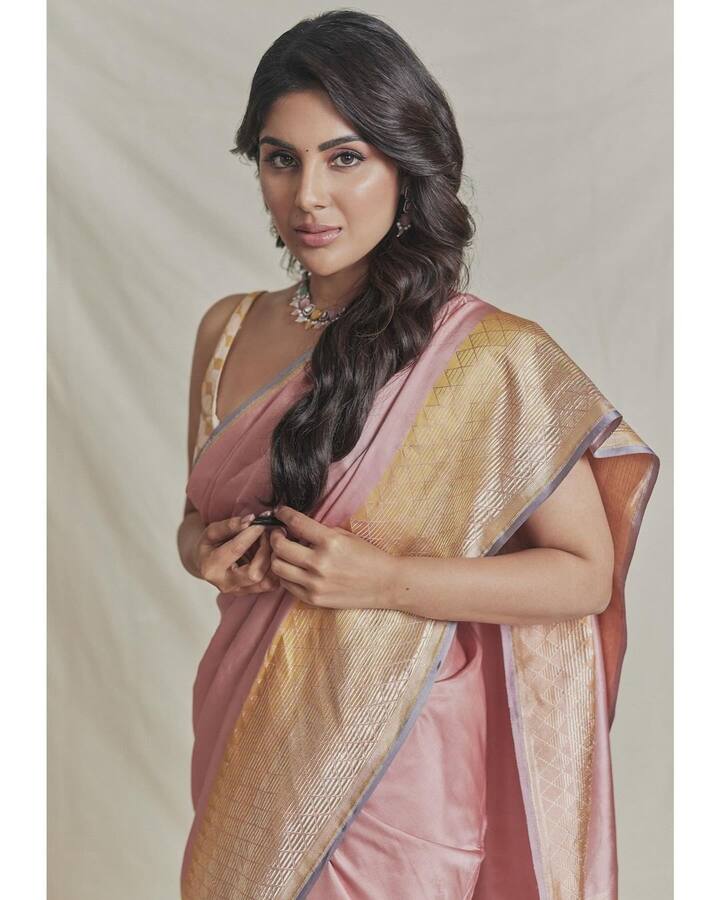 మోడ్రన్ డ్రెస్సులలోనే కాదు, ట్రెడిషనల్ వేర్ లోనూ బాగా ఆకట్టుకుంటుంది అంటూ కామెంట్స్ పెడుతున్నారు. Photo Credit: Samyuktha/Instagram