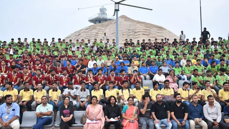 Kota Coaching students show talent by singing songs musical under kamyab kota ann कोटा में कोचिंग स्टूडेंट्स ने गीत-संगीत में दिखाई प्रतिभा, कलेक्टर ने बढ़ाया उत्साह