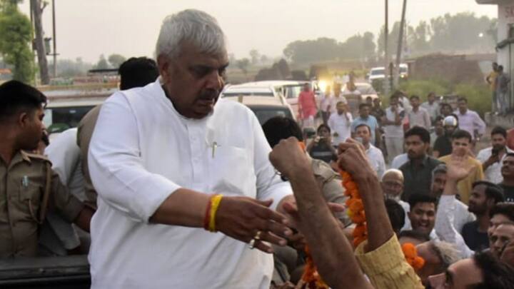 नई संसद की शुरुआत शपथ ग्रहण से हुई. संसद में कुछ ऐसा हुआ, जिसके बाद सब की नजरें पश्चिमी यूपी के एक सांसद पर अटक गईं. हम बात कर रहे हैं मुजफ्फरनगर से सपा सांसद हरेंद्र मलिक की, जिन्होंने बीजेपी की खाट खड़ी कर दी थी.