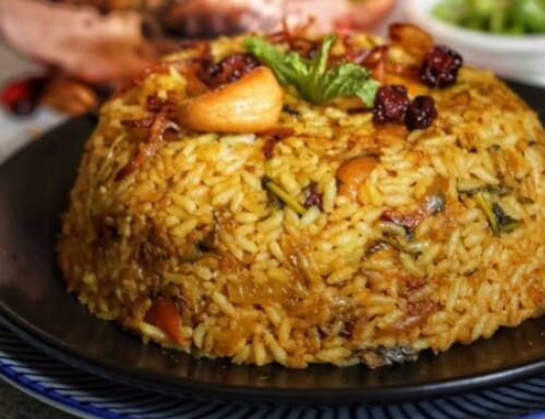 தேவையான பொருட்கள்: பனீர் - 200 கிராம், பாஸ்மதி அரிசி - 1 கப் , வெங்காயம் - 2 , சீரகம்- 1/2 தேக்கரண்டி, கேரட் - 1 கப், பீன்ஸ் - 1 கப், பச்சை பட்டாணி - 1 கப், பச்சை மிளகாய் - 2 , கரம் மசாலா - 1 தேக்கரண்டி, எண்ணெய் - 2 மேசைக்கரண்டி , நெய் - 2 தேக்கரண்டி, புதினா இலைகள், கொத்துமல்லி இலை, பிரியாணி இலை , ஏலக்காய், கிராம்பு, மிளகு, இலவங்கப்பட்டை, தண்ணீர், உப்பு