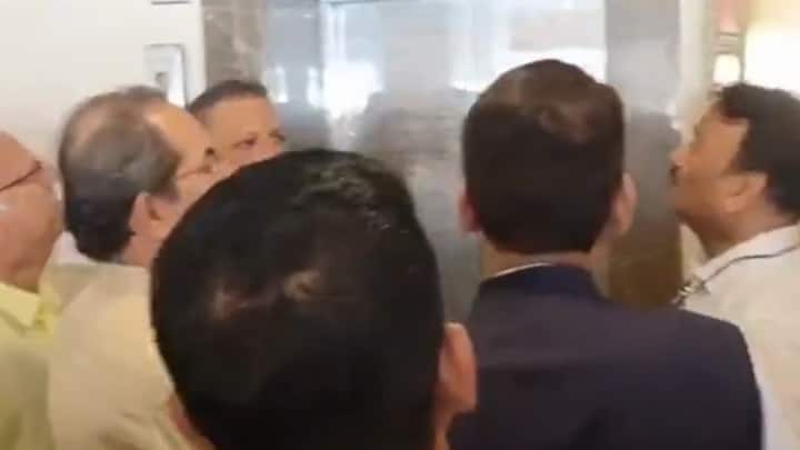 देवेंद्र फडणवीस और उद्धव ठाकरे विधानसभा की लिफ्ट के पास अचानक मिले.