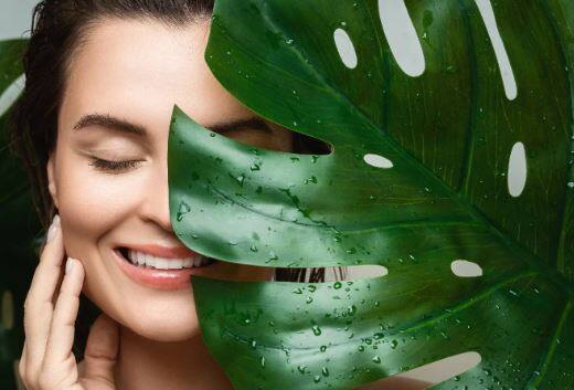 ਗਰਮੀਆਂ ਦੌਰਾਨ ਕੁਝ ਲੋਕ ਆਪਣੇ ਚਿਹਰੇ 'ਤੇ ਬਾਡੀ ਲੋਸ਼ਨ ਲਗਾਉਂਦੇ ਹਨ। ਪਰ ਅਜਿਹਾ ਕਰਨ ਨਾਲ ਤੁਹਾਨੂੰ ਕਈ ਸਮੱਸਿਆਵਾਂ ਦਾ ਸਾਹਮਣਾ ਕਰਨਾ ਪੈ ਸਕਦਾ ਹੈ।