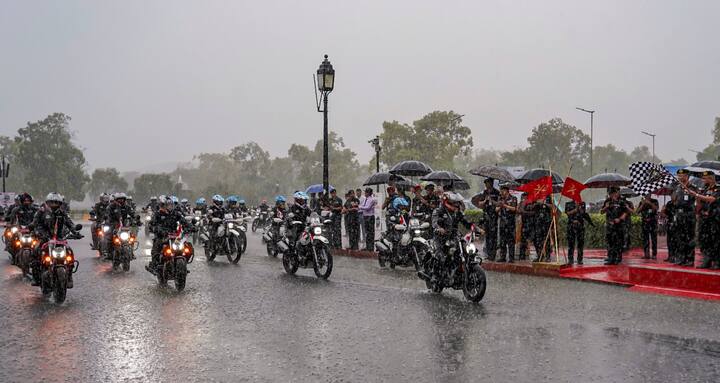 थल सेनाध्यक्ष जनरल मनोज पांडे ने गुरुवार 27 जून, 2024 को राष्ट्रीय युद्ध स्मारक, नई दिल्ली में हीरो मोटोकॉर्प द्वारा कारगिल युद्ध के 'ऑपरेशन विजय' की 25वीं वर्षगांठ मनाने के लिए आयोजित भारतीय सेना के डी5 मोटरसाइकिल अभियान को हरी झंडी दिखाई। (छवि स्रोत: पीटीआई)