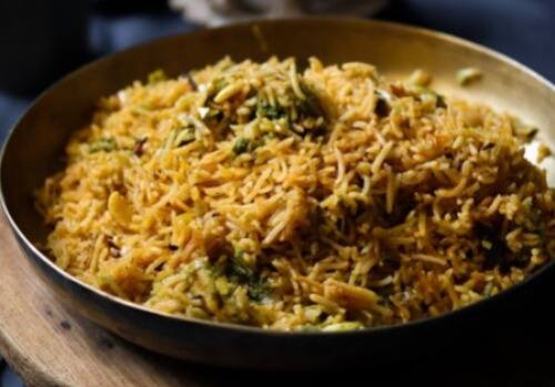 வெங்காயம் பொன்னிறமானவுடன் கேரட், பீன்ஸ், பச்சை பட்டாணி, தேவையான அளவு உப்பு, கரம் மசாலா தூள் சேர்த்து வதக்கவும்.