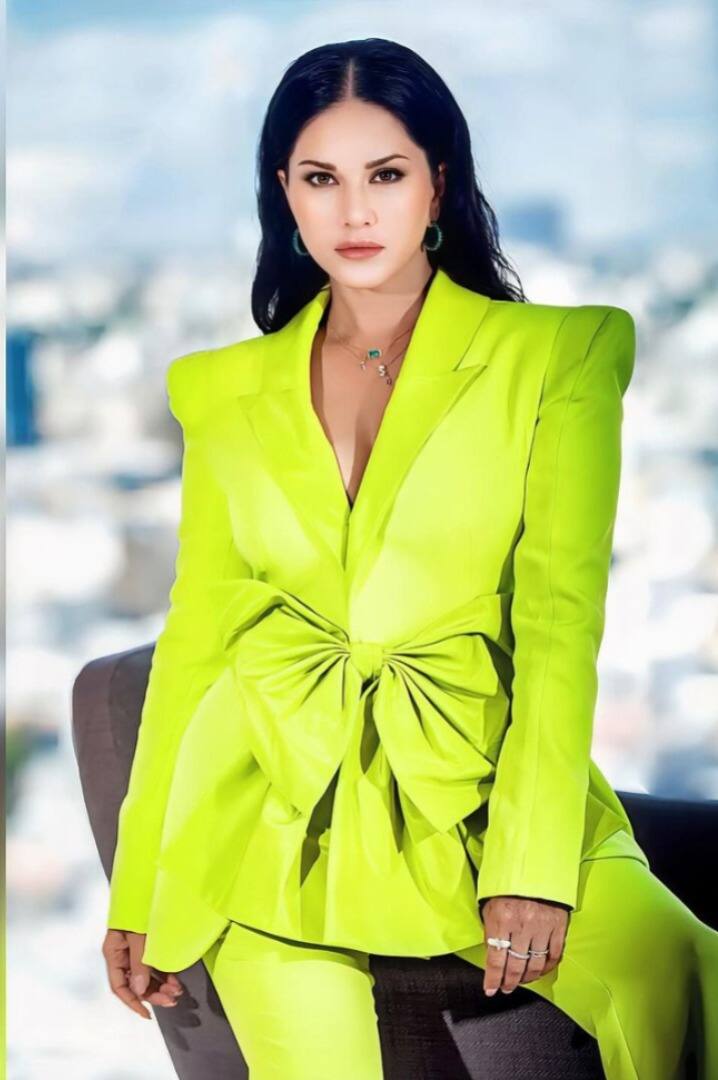 இவருக்கு அகில இந்திய அளவில் ரசிகர் பட்டாளமே உள்ளது. மேலும் சன்னி லியோன் குழந்தைகளை தத்தெடுத்து வளர்த்து வருகிறார்.