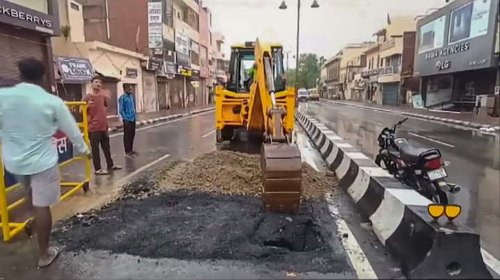 बुधवार, 26 जून, 2024 को अयोध्या में बारिश के कारण सड़क क्षतिग्रस्त होने के बाद मरम्मत का काम चल रहा है। (छवि स्रोत: पीटीआई)