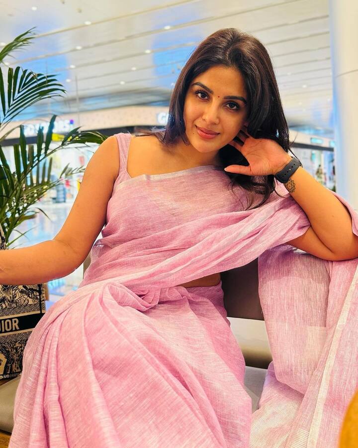 తాజాగా ఈ ముద్దుగుమ్మ సోషల్ మీడియాలో షేర్ చేసిన లైట్ పింక్ ఫోటోలు నెటిజన్లను బాగా ఆకట్టుకుంటున్నాయి. Photo Credit: Samyuktha/Instagram