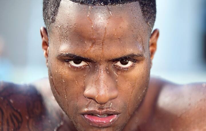 ਡਾਕਟਰ ਦੇ ਅਨੁਸਾਰ ਜਦੋਂ ਕਿਸੇ ਦੇ ਸਰੀਰ ਦੀਆਂ ਪਸੀਨੇ ਦੀਆਂ ਗ੍ਰੰਥੀਆਂ ਬਹੁਤ ਜ਼ਿਆਦਾ ਸਰਗਰਮ ਹੋ ਜਾਂਦੀਆਂ ਹਨ ਤਾਂ ਹਾਈਪਰਹਾਈਡਰੋਸਿਸ ਦੀ ਬਿਮਾਰੀ ਹੋ ਸਕਦੀ ਹੈ। ਇਸ ਨਾਲ ਬਹੁਤ ਜ਼ਿਆਦਾ ਪਸੀਨਾ ਆਉਂਦਾ ਹੈ। ਅਜਿਹਾ ਲਗਾਤਾਰ ਹੋ ਰਿਹਾ ਹੈ, ਜਿਸ ਕਾਰਨ ਪਾਣੀ ਦੀ ਕਮੀ ਹੈ।