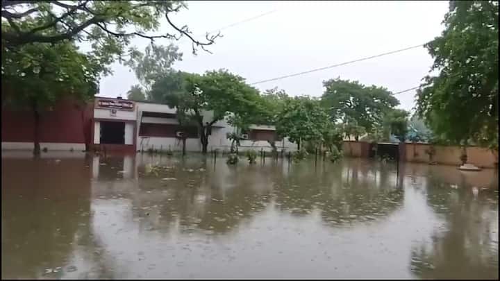 धर्म सेना के अध्यक्ष संतोष दूबे ने कहा कि यह हाइटेक सिटी नहीं यू कहा जाए जलटेक सिटी बनने वाली है जल में तैरने वाली अयोध्या द्वारिका पुरी अंदर जाइए डुबकी लगाइए फिर ढूंढ कर आइए कहां रामलला है और कहां हनुमानगढ़ी है यह स्थिति है बना दी गई है सारी सड़के टूट गई है.