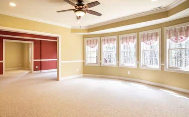 ਛੱਤ ਵਾਲੇ ਪੱਖੇ ਅਕਸਰ ਘਰਾਂ ਵਿੱਚ ਵਰਤੇ ਜਾਂਦੇ ਹਨ, ਜਦੋਂ ਕਿ ਦਫ਼ਤਰਾਂ ਵਿੱਚ ਟੇਬਲ ਪੱਖੇ ਜ਼ਿਆਦਾ ਵਰਤੇ ਜਾਂਦੇ ਹਨ। ਜੇਕਰ ਘਰ ਦੀ ਛੱਤ ਅੱਠ ਫੁੱਟ ਤੋਂ ਉੱਚੀ ਹੈ ਤਾਂ ਛੱਤ ਵਾਲਾ ਪੱਖਾ ਬਿਹਤਰ ਹੈ।