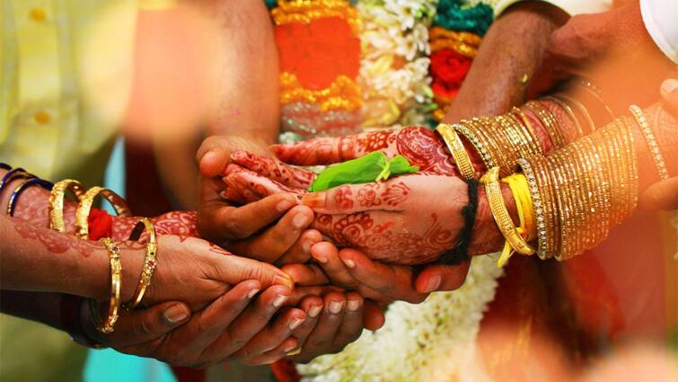 indian wedding market is at 130 billion dollars people spending 12 lakhs per marriage on an avarage Weddings in India: పెళ్లి కోసం చదువు కంటే ఎక్కువ ఖర్చు - డబ్బులా, చిల్లపెంకులా?