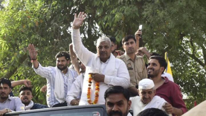 मुजफ्फरपुर से सपा सांसद हरेंद्र मलिक जब संसद में शपथ लेने पहुंचे तो सोशल मीडिया पर मानों सनसनी फैल गई. हरेंद्र मलिक अपने नारे की वजह से सियासी चर्चाओं में आ गए. उन्होंने कुछ ऐसा नारा दिया, जिसकी चर्चा अब हर जगह हो रही है.