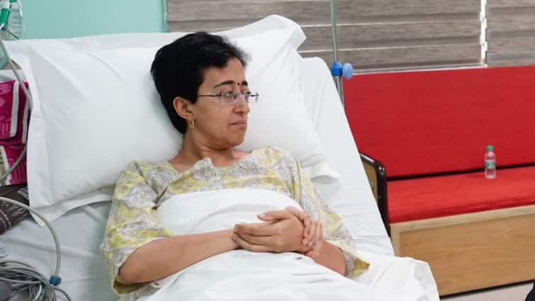 atishi health updates: AAP Leader discharge from hospital दिल्ली सरकार में मंत्री आतिशी अस्पताल से डिस्चार्ज, 5 दिनों के अनशन के बाद हुईं थीं भर्ती