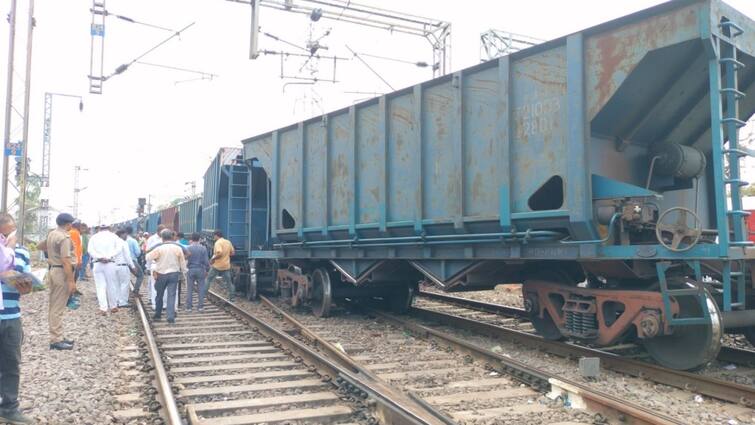Prayagraj derailed Goods train Delhi Howrah route disrupted many trains affected ann UP News:  प्रयागराज में डिरेल हुई मालगाड़ी, तीन डब्बे पटरी से उतरे, कई ट्रेनें हुई प्रभावित
