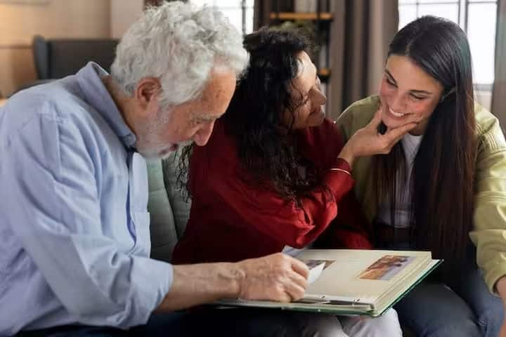 सबसे पहले अपने माता-पिता को अपना मित्र बनायें। उनके साथ समय बिताएं और अपने जीवन से जुड़ी बातें साझा करें।