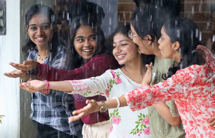 আলিপুর আবহাওয়া দফতরের পূর্বাভাস ছিল, চলতি সপ্তাহের শেষের দিকেই শহরে পা রাখবে বর্ষা। সেই মতো, বৃহস্পতিবার থেকেই অল্পবিস্তর বৃষ্টিতে ভিজল শহর কলকাতা।