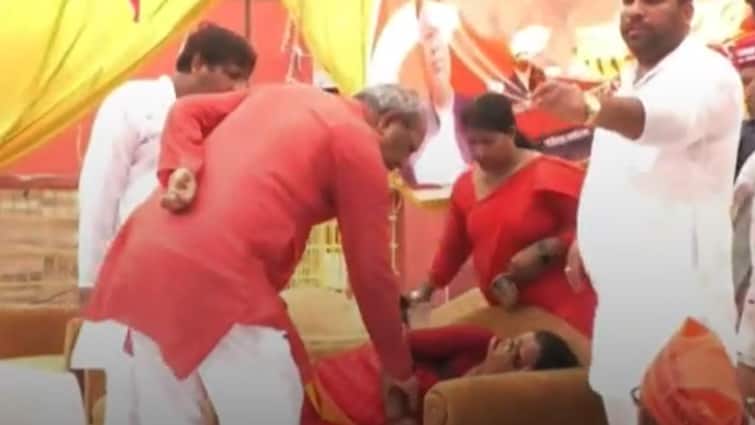 Sanjay Nishad wife Malti Nishad fell on stage admitted to hospital in Kanpur ann यूपी के मंत्री संजय निषाद की पत्नी की तबीयत बिगड़ी, मंच पर गिरीं, अस्पताल में भर्ती