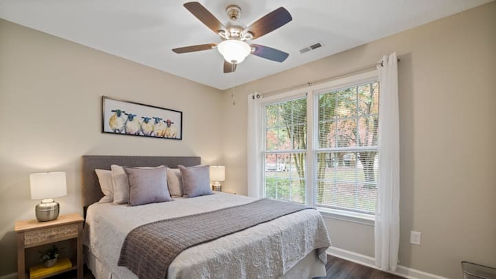 देशभर में भीषण गर्मी पड़ रहा है. गर्मी से बचने के लिए और खुद को ठंडा रखने के लिए लोग घरों में एयर कंडिशनर, कूलर और पंखों का इस्तेमाल करते हैं. घरों में पंखों का इस्तेमाल सबसे ज्यादा होता है.