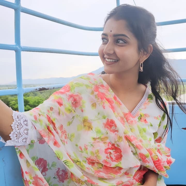 బ్రహ్మముడి సీరియల్‌లో   రాజ్‌ భార్యగా..దుగ్గిరాల వంశానికి పెద్ద కోడలిగా హుందా అయిన పాత్రలో నటిస్తోంది కావ్య. కుటుంబంలో ఎవరికి ఏ సమస్య వచ్చినా భారంతనపై వేసుకుని ఆ సమస్యను పరిష్కరిస్తోంది. అత్తింట్లో అడుగడుగునా అవమానాలు ఎదుర్కొన్నా కానీ తన బాధ్యతల విషయంలో అస్సలు తగ్గకుండా వ్యవహరిస్తుంది కావ్య.