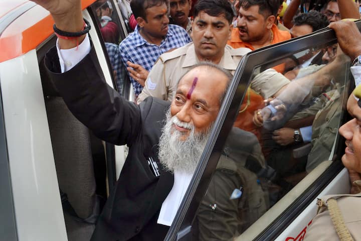 दरअसल, सुप्रीम कोर्ट के सीनियर वकील हरिशंकर जैन ने एआईएमआईएम सांसद की सदस्यता रद्द करने की मांग राष्ट्रपति से की है.