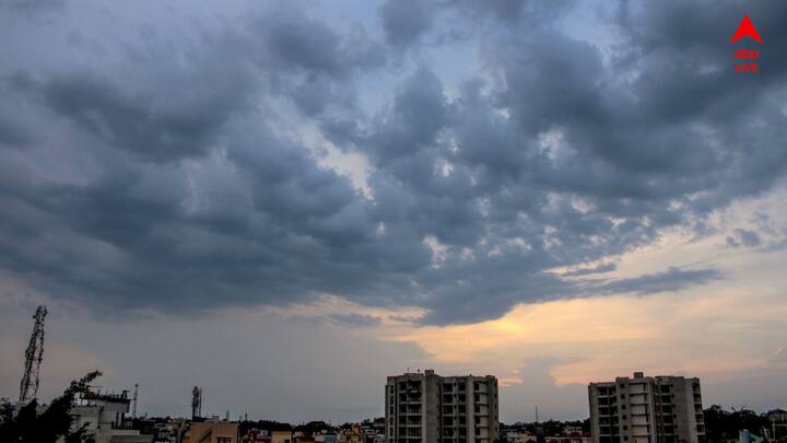শুক্রবার থেকে বৃষ্টির সম্ভাবনা আরও বাড়বে। শনিবার ও রবিবার দক্ষিণবঙ্গে ভারী বৃষ্টি হতে পারে। দুই ২৪ পরগনা, নদিয়া ও মুর্শিদাবাদে বিক্ষিপ্তভাবে ভারী বৃষ্টির সম্ভাবনা রয়েছে।