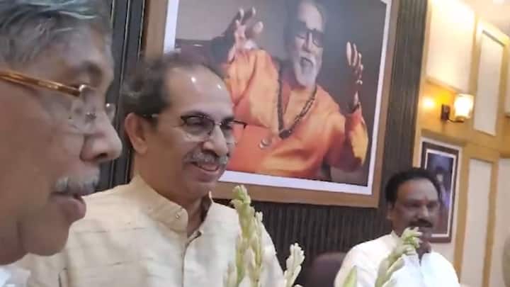 अंबादास दानवे के ऑफिस में उद्धव ठाकरे और अनिल परब भी मौजूद थे. चंद्रकांत पाटिल के हॉल में आते ही इन सभी नेताओं ने हंसी-मजाक में बातचीत शुरू कर दी.