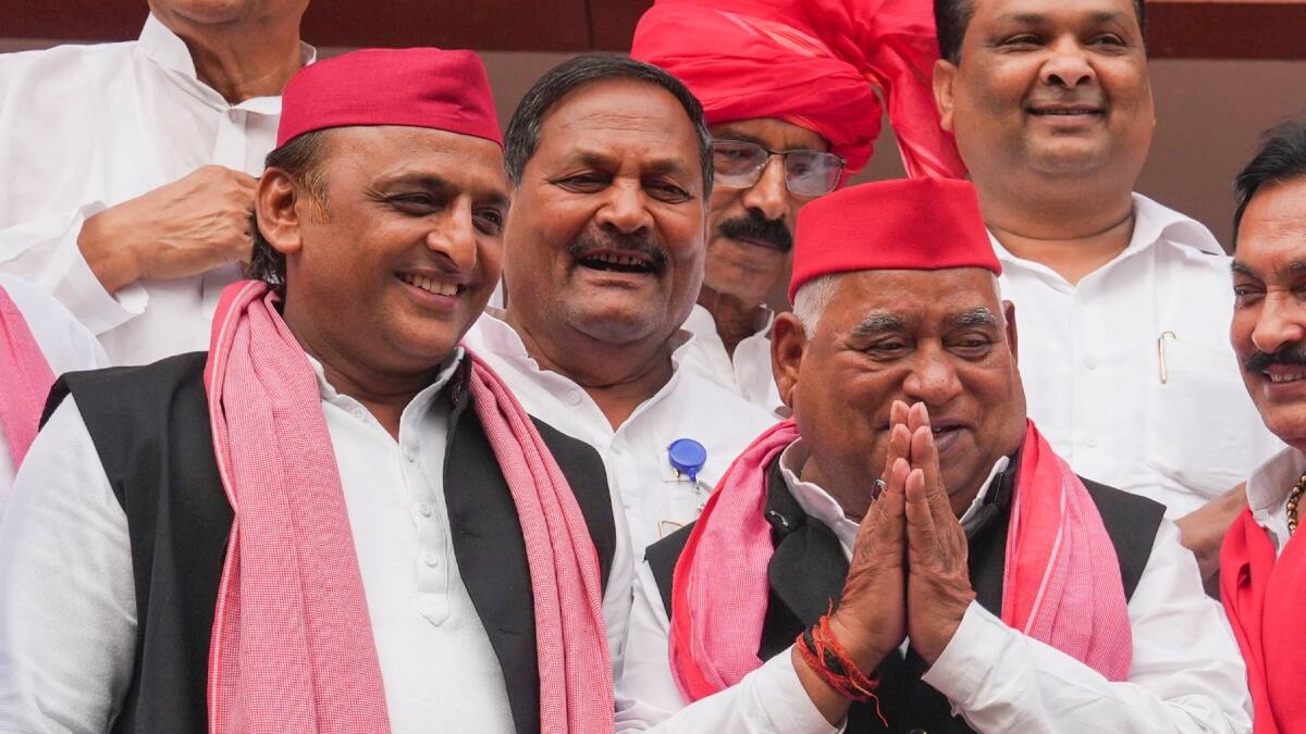 अवधेश प्रसाद को 'राजा अयोध्या' कहने पर घिरे अखिलेश यादव, BJP बोली- 'ये सनातन का अपमान'