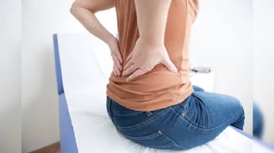 Back Pain Exercise: પીઠનો દુઃખાવો અથવા જકડન એ એક સામાન્ય સમસ્યા બની ગઈ છે જે આજે મોટાભાગના લોકો પીડાય છે. જો તમે ઓફિસમાં કલાકો સુધી બેસીને કામ કરો છો તો કમરનો દુઃખાવો તમને પરેશાન કરી શકે છે. પીઠનો દુઃખાવો આજકાલ સામાન્ય સમસ્યા બની ગઈ છે, પરંતુ જો તેની સમયસર સારવાર ના કરવામાં આવે તો તે ક્યારે ગંભીર બનશે તે કોઈ કહી શકતું નથી.