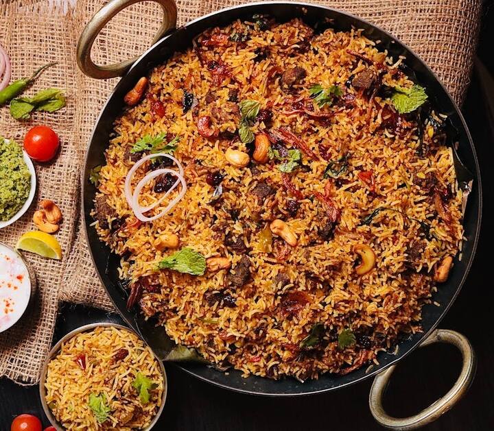 செய்முறை: முதலில் ஒரு கடாயில் சிறிதளவு எண்ணெய் சேர்த்து பனீரை பொன்னிறமாக வருது எடுத்துக்கொள்ளவும்.