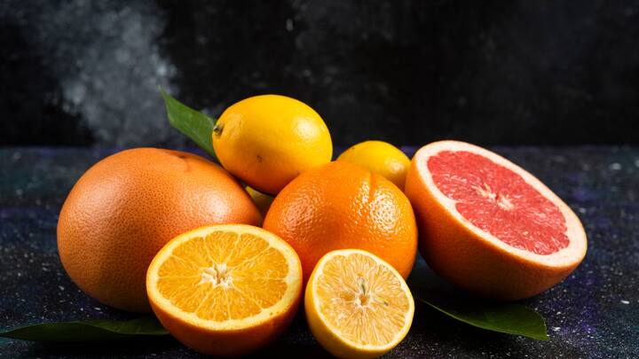 It is said that citrus fruits should not be consumed on an empty stomach. Although they are good for health, it is said that consuming them early in the morning can cause stomach irritation.