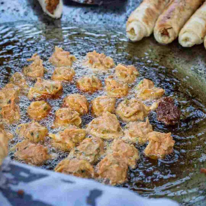 ਭਾਵੇਂ ਬਰਸਾਤ ਦੇ ਮੌਸਮ ਵਿੱਚ ਮਸਾਲੇਦਾਰ ਚਾਟ, ਸਮੋਸੇ ਅਤੇ ਪਕੌੜੇ ਪਸੰਦ ਕੀਤੇ ਜਾਂਦੇ ਹਨ, ਡੂੰਘੀਆਂ ਤਲੀਆਂ ਚੀਜ਼ਾਂ ਬਹੁਤ ਭਾਰੀਆਂ ਹੁੰਦੀਆਂ ਹਨ ਅਤੇ ਖਾਸ ਕਰਕੇ ਨਮੀ ਵਾਲੇ ਮੌਸਮ ਵਿੱਚ ਹਜ਼ਮ ਕਰਨ ਵਿੱਚ ਮੁਸ਼ਕਲ ਹੋ ਸਕਦੀਆਂ ਹਨ। ਜੇ ਤੁਸੀਂ ਕੋਈ ਸਨੈਕ ਲੈਣਾ ਚਾਹੁੰਦੇ ਹੋ, ਤਾਂ ਇਸਨੂੰ ਸਟੀਮ ਕਰਨ ਦੀ ਕੋਸ਼ਿਸ਼ ਕਰੋ ਜਾਂ ਡੂੰਘੇ ਤਲ਼ਣ ਦੀ ਬਜਾਏ ਗ੍ਰਿਲਡ ਚੀਜ਼ਾਂ ਖਾਓ।