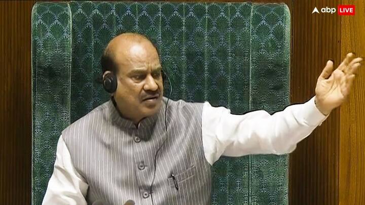 ऐसा तब हुआ जब केरल की तिरुवनंतपुरम लोकसभा सीट से सांसद निर्वाचित हुए कांग्रेस के शशि थरूर सांसद के रूप में शपथ ग्रहण करने के बाद लौट रहे थे. शशि थरूर ने शपथ लेने के बाद जय संविधान का नारा लगाया.