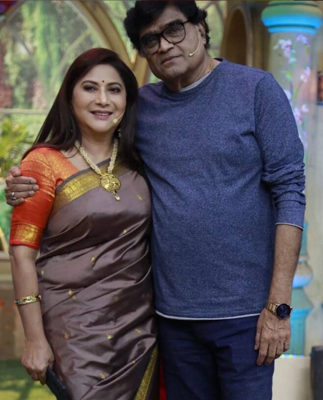 निवेदिता यांना शाळेला सुट्टी असताना त्यांचे वडील गजानन जोशी त्यांना एकदा नाट पाहायला घेऊन गेले. त्यावेळी त्यांची आणि अशोक सराफांची भेट झाली.