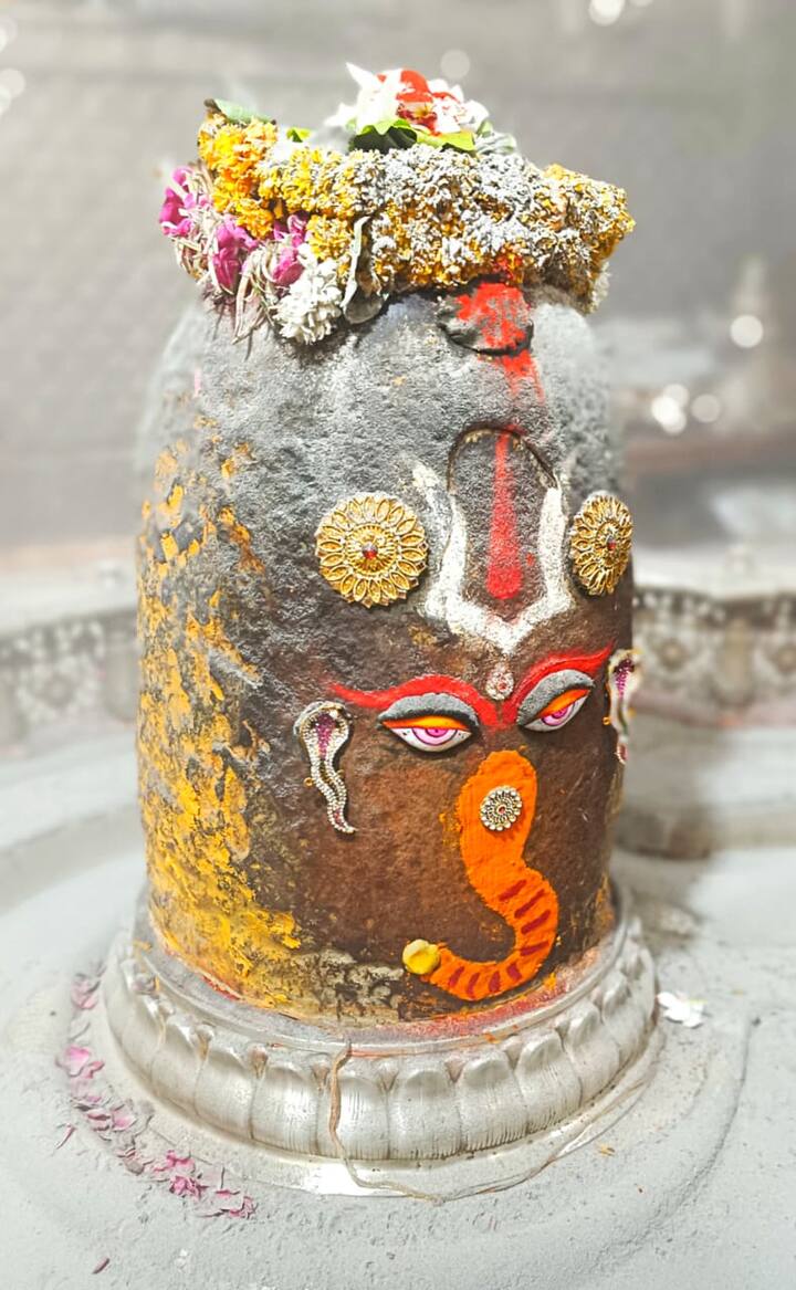 महाकालेश्वर मंदिर में अव्यवस्था को लेकर बीजेपी नेता और जनप्रतिनिधि नाराज चल रहे हैं. उज्जैन के महाकालेश्वर मंदिर में सावन-भादौ महोत्सव की तैयारी चल रही है.