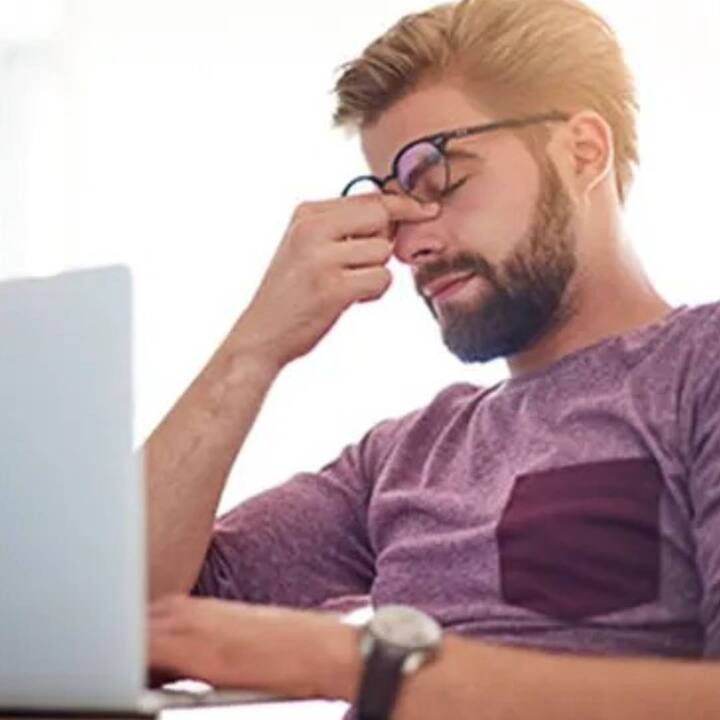 ਜੇਕਰ ਤੁਸੀਂ ਕੰਮ ਕਰਦੇ ਸਮੇਂ ਤੁਹਾਡੀਆਂ ਅੱਖਾਂ ਵਿੱਚ ਥਕਾਵਟ ਮਹਿਸੂਸ ਕਰ ਰਹੇ ਹੋ, ਤਾਂ 20 ਤੋਂ 30 ਸੈਕਿੰਡ ਦਾ ਬ੍ਰੇਕ ਲਓ ਅਤੇ ਆਪਣੀਆਂ ਅੱਖਾਂ ਬੰਦ ਕਰੋ ਅਤੇ ਆਪਣੀਆਂ ਉਂਗਲਾਂ ਨਾਲ ਹਲਕੇ ਗੋਲਾਕਾਰ ਮੋਸ਼ਨਾਂ ਵਿੱਚ ਮਾਲਿਸ਼ ਕਰੋ ਅਤੇ ਫਿਰ ਆਪਣੀਆਂ ਹਥੇਲੀਆਂ ਨੂੰ ਆਪਸ ਵਿੱਚ ਰਗੜੋ ਅਤੇ ਕੁਝ ਦੇਰ ਲਈ ਆਪਣੀਆਂ ਅੱਖਾਂ 'ਤੇ ਰੱਖੋ। . ਇਸ ਨਾਲ ਖੂਨ ਦਾ ਪ੍ਰਵਾਹ ਸੁਧਰੇਗਾ ਅਤੇ ਤੁਹਾਨੂੰ ਕਾਫੀ ਆਰਾਮ ਮਿਲੇਗਾ।