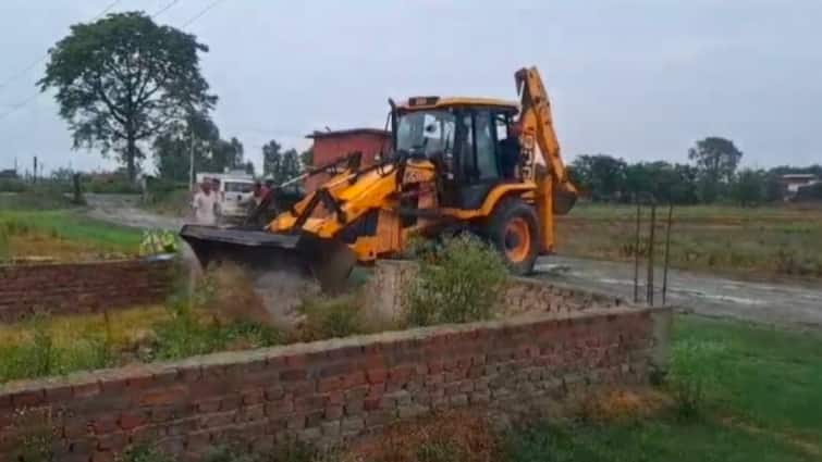 CM Pushkar singh Dhami bulldozer runs on illegal colonies in Uttarakhand ann Uttarakhand: धड़ल्ले से काटी जा रहीं अवैध कॉलोनियों पर सीएम धामी का एक्शन, अतिक्रमण पर चला बुलडोजर