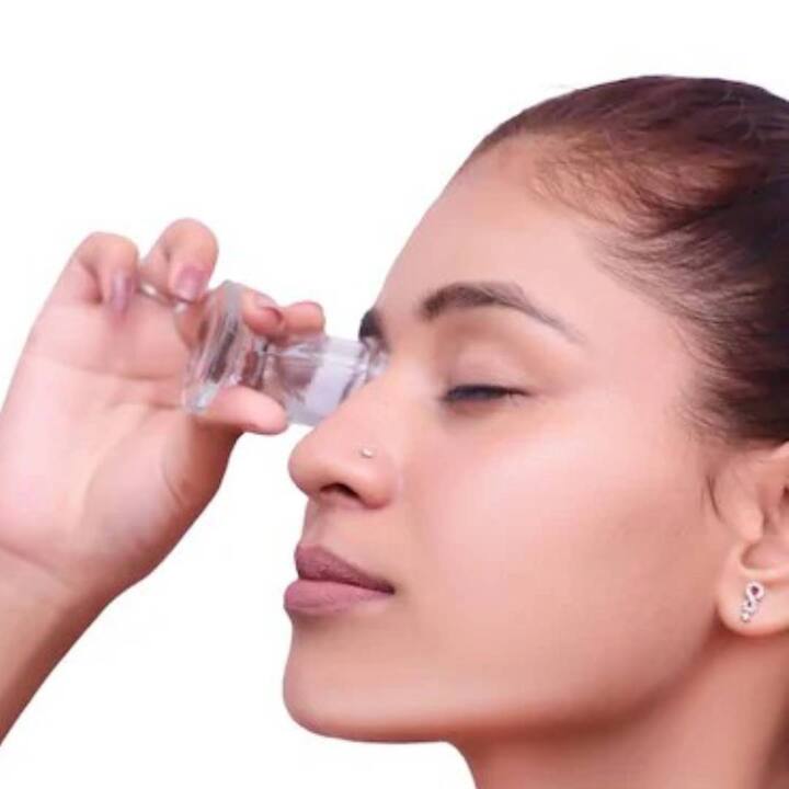 ਜੇਕਰ ਅੱਖਾਂ 'ਚ ਥਕਾਵਟ ਮਹਿਸੂਸ ਹੁੰਦੀ ਹੈ ਤਾਂ ਇਸ ਨੂੰ ਨਜ਼ਰਅੰਦਾਜ਼ ਨਹੀਂ ਕਰਨਾ ਚਾਹੀਦਾ, ਸਗੋਂ ਕੁਝ ਛੋਟੀਆਂ-ਛੋਟੀਆਂ ਗੱਲਾਂ ਦਾ ਧਿਆਨ ਰੱਖ ਕੇ ਅੱਖਾਂ ਨੂੰ ਆਰਾਮ ਦਿੱਤਾ ਜਾ ਸਕਦਾ ਹੈ। ਜੇਕਰ ਤੁਸੀਂ ਲਗਾਤਾਰ ਸਕ੍ਰੀਨ 'ਤੇ ਕੰਮ ਕਰਦੇ ਰਹਿੰਦੇ ਹੋ ਜਾਂ ਬਹੁਤ ਜ਼ਿਆਦਾ ਪੜ੍ਹਦੇ ਹੋ ਅਤੇ ਅੱਖਾਂ ਨੂੰ ਆਰਾਮ ਨਹੀਂ ਦਿੰਦੇ ਹੋ ਤਾਂ ਤੁਹਾਡੀ ਨਜ਼ਰ ਕਮਜ਼ੋਰ ਹੋ ਸਕਦੀ ਹੈ। ਤਾਂ ਆਓ ਜਾਣਦੇ ਹਾਂ ਕੁਝ ਆਸਾਨ ਟਿਪਸ, ਜਿਨ੍ਹਾਂ ਨੂੰ ਅਪਣਾ ਕੇ ਅੱਖਾਂ 'ਚ ਤਾਜ਼ਗੀ ਪਾਈ ਜਾ ਸਕਦੀ ਹੈ।