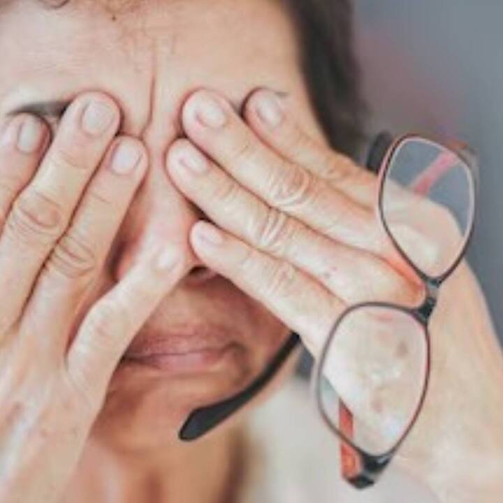 ਕੰਮ ਕਰਦੇ ਸਮੇਂ, ਇਹ ਵੀ ਜ਼ਰੂਰੀ ਹੈ ਕਿ ਤੁਹਾਡੀਆਂ ਅੱਖਾਂ ਨੂੰ ਵਿਚਕਾਰ ਆਰਾਮ ਦਿਓ। ਇਸ ਦੇ ਲਈ ਹਰ 20 ਮਿੰਟ ਬਾਅਦ ਕੰਪਿਊਟਰ ਤੋਂ ਅੱਖਾਂ ਹਟਾਓ ਅਤੇ ਘੱਟੋ-ਘੱਟ 20 ਫੁੱਟ ਦੂਰ ਰੱਖੀ ਵਸਤੂ ਨੂੰ 20 ਸੈਕਿੰਡ ਲਈ ਦੇਖੋ। ਇਸ ਤੋਂ ਬਾਅਦ ਆਪਣੀਆਂ ਪਲਕਾਂ ਨੂੰ ਝਪਕਾਓ। ਇਸ ਨਾਲ ਨਜ਼ਰ ਠੀਕ ਹੁੰਦੀ ਹੈ ਅਤੇ ਅੱਖਾਂ ਦੀ ਥਕਾਵਟ ਵੀ ਦੂਰ ਹੁੰਦੀ ਹੈ।