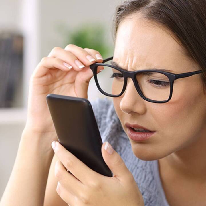 ਜੇਕਰ ਤੁਸੀਂ ਕੰਮ ਕਰਦੇ ਸਮੇਂ ਤੁਹਾਡੀਆਂ ਅੱਖਾਂ ਵਿੱਚ ਥਕਾਵਟ ਮਹਿਸੂਸ ਕਰ ਰਹੇ ਹੋ, ਤਾਂ 20 ਤੋਂ 30 ਸੈਕਿੰਡ ਦਾ ਬ੍ਰੇਕ ਲਓ ਅਤੇ ਆਪਣੀਆਂ ਅੱਖਾਂ ਬੰਦ ਕਰੋ ਅਤੇ ਆਪਣੀਆਂ ਉਂਗਲਾਂ ਨਾਲ ਹਲਕੇ ਗੋਲਾਕਾਰ ਮੋਸ਼ਨਾਂ ਵਿੱਚ ਮਾਲਿਸ਼ ਕਰੋ ਅਤੇ ਫਿਰ ਆਪਣੀਆਂ ਹਥੇਲੀਆਂ ਨੂੰ ਆਪਸ ਵਿੱਚ ਰਗੜੋ ਅਤੇ ਕੁਝ ਦੇਰ ਲਈ ਆਪਣੀਆਂ ਅੱਖਾਂ 'ਤੇ ਰੱਖੋ। ਇਸ ਨਾਲ ਖੂਨ ਦਾ ਪ੍ਰਵਾਹ ਸੁਧਰੇਗਾ ਅਤੇ ਤੁਹਾਨੂੰ ਕਾਫੀ ਆਰਾਮ ਮਿਲੇਗਾ।