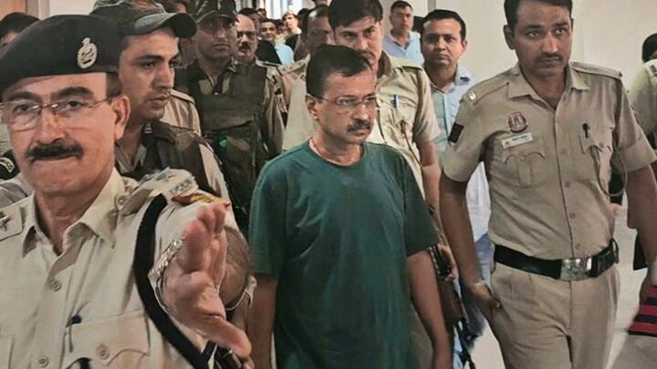 दिल्ली सरकार में मंत्री सौरभ भारद्वाज केंद्र को निशाने पर लेते हुए कहा है कि इनकी आखों में संकल्प दिख रहा है. सीएम केजरीवाल देश के सबसे बड़े इंजीनियरिंग कॉलेज में पढ़े हैं. इनकम टैक्स में कमिश्नर रह चुके हैं. देश में सबसे बड़े बहुमत से जीते मुख्यमंत्री हैं. वह आगे लिखते हैं कि मगर संघर्ष हमेशा रहा. ये लड़ते रहे. अभी भी लड़ रहे हैं.